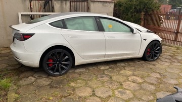 Tesla model 3, Ćwiartka prawy przód, tył