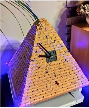  Piramida 3D z zegarem