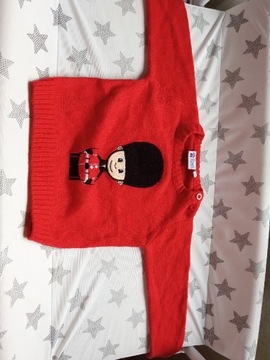 Czerwony sweterek z brytyjskim strażnikiem 1-2 lat