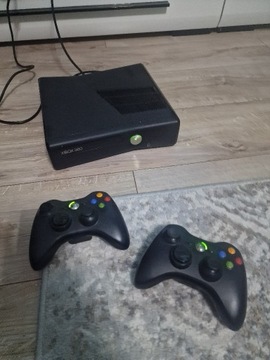 Xbox 360 slim RGH + 2 pady + 10gier