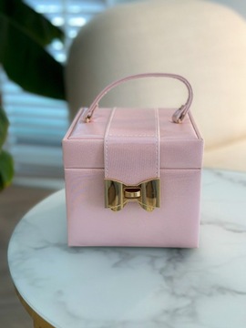 Różowy kuferek szkatułka na biżuterię