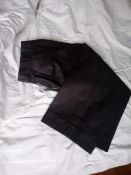 Czarne spodnie garniturowe 6-7lat