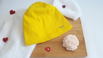 Zimowa żółta czapka z metalową blaszką Fashion