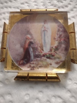 Stara broszka pamiątka z Lourdes mosiądz lucite