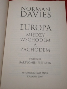 Norman Davies, Europa między wschodem a zachodem