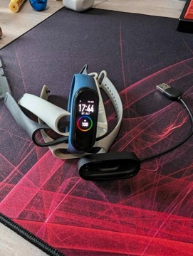 Xiaomi Mi Band 4 (używany + paski i ładowarka)