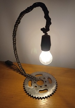 Lampka biurkowa z łańcucha motocyklowego
