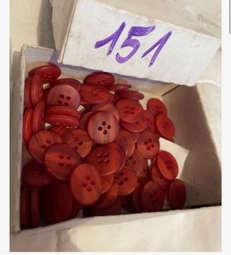 151 guziki czerwone małe 10 sztuk