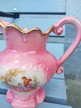 Dzbanek  różowy ze scenką rodzajową porcelana