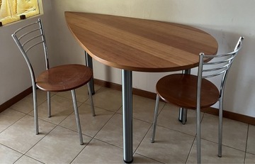 Stół z dwoma krzesłami 