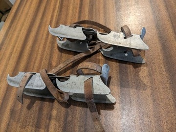 Zabytkowe łyżwy regulowane do nakładania na buty