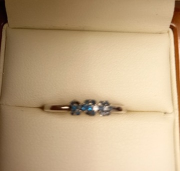 Pierscionek ze srebra z niebieskimi diamentami 