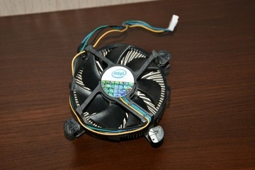 Oryginalne chłodzenie procesora Intel s 775  DIY