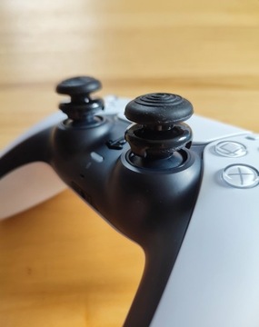 Nakładki na analogi PS5/PS4 "KontrolFreek" 2 szt.