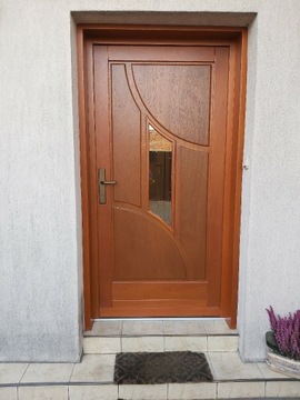 Drzwi zewnętrzne i wewnętrzne z drewna .