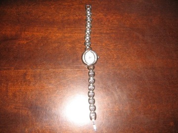 zegarek damski na bransoletce z kryształkami Q & Q
