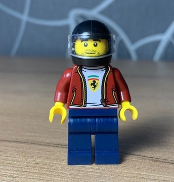 Lego minifigurka kierowca Ferrari F8 sc082 (76895)