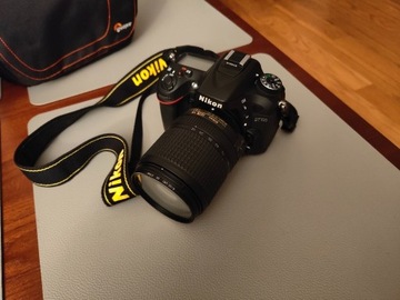 Nikon D7100 plus Nikkor 18-140 mm Przebieg 7160