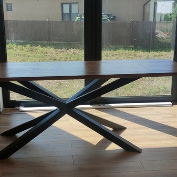 Stół drewniany z nogą stalowa krzyżak 