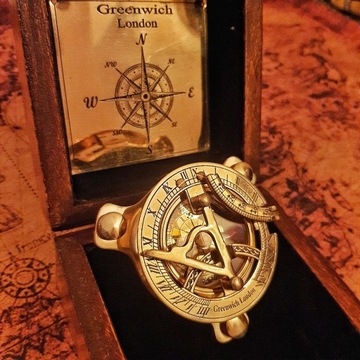 kompas z zegarem słonecznym w drewnianym pudełku 