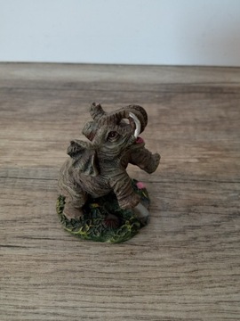 Figurka ceramiczna słoń z trąbą do góry szczęście 
