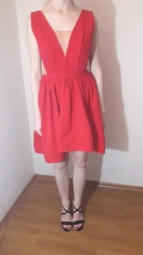 czerwona sukienka z dekoltem plecy lou