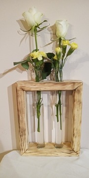 Drewniany stojak na kwiaty w próbówce 