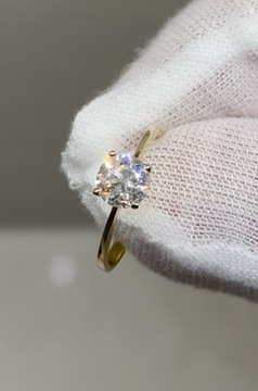Złoty pierścionek z diamentem naturalnym