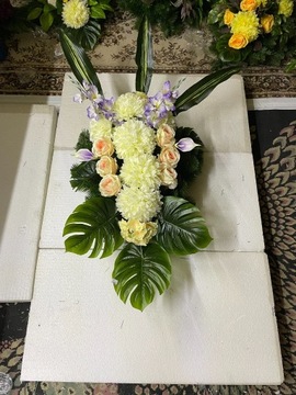 Wiązanka na grób z kwiatów sztucznych 