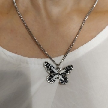 Srebrny wisiorek z zawieszką w kształcie motyla