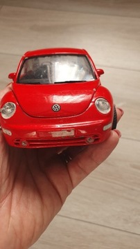 Model Burago Volkswagen new beetle skala 1:24
