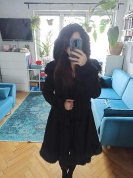 Czarny ozdobny płaszcz