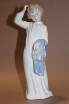 Figurka chłopca z kocem wys. 28,5 cm NAO, Lladro