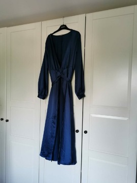 Długa, satynowa suknia w stylu kimonowym