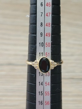 Pierścionek ze złota 585 z czarnym kamieniem i białymi cyrkoniami
