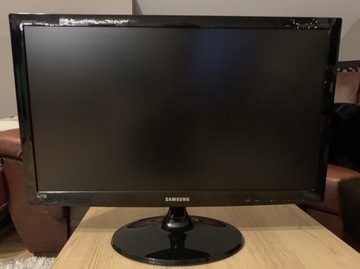 Monitor Samsung SyncMaster T24B301EW + pilot