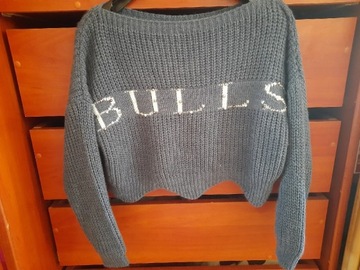 Sweter crop-top z napisem "Bulls"