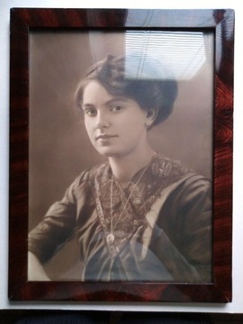 Zdjęcie, przedwojenne- portret młodej kobiety.
