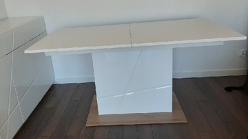 Stół z kolekcji Futura 