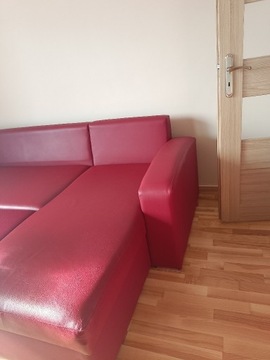 Czerwona sofa skóropodobna