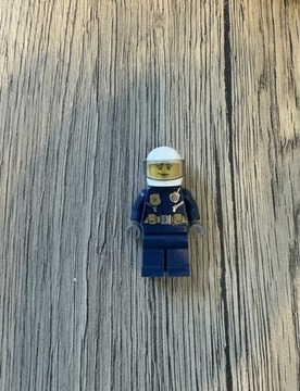 Lego Figurka policjantka cty0702 zestaw 60137