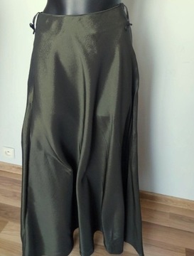 Długa spódnica w pięknym ciemnozielonym kolorze