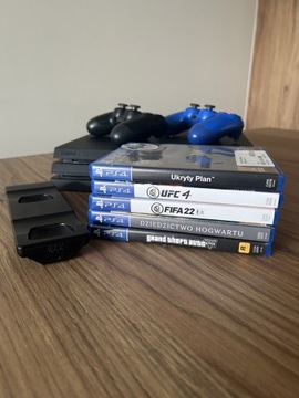 Konsola PS4 Pro + 2 pady + ładowarka + 5gier