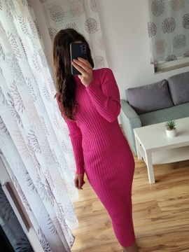 Nowa różowa prążkowana sukienka midi z golfem M
