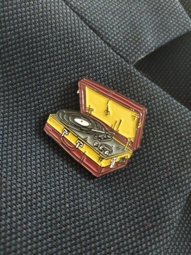 Pin przypinka broszka gramofon płyta winylowa