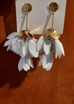 Kolczyki płatki kwiaty materiałowe białe ze złotym dyskami 