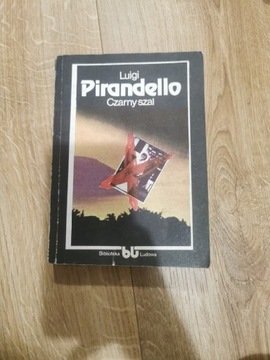 Czarny Szal Luigi Pirandello