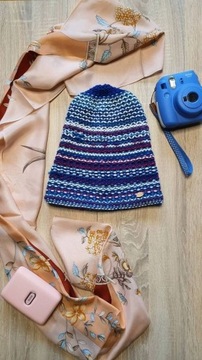 Niebieska czapka typu beanie. Rękodzieło.