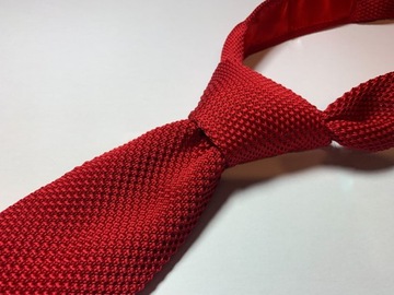 Czerwony krawat z dzianiny