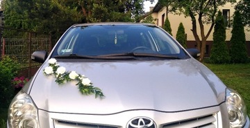 Piękna dekoracja samochodu na ślub kremowa kokardki premium 